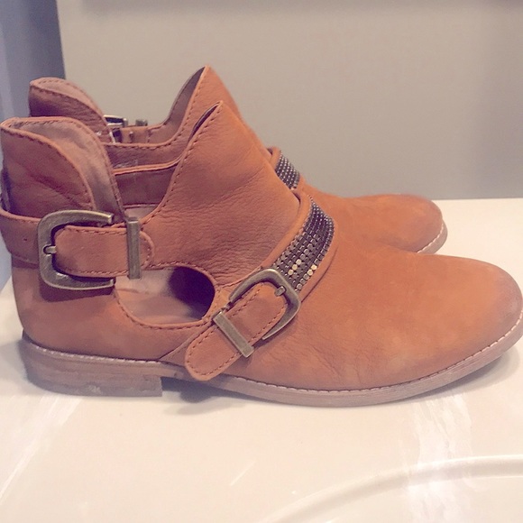 Gianni Bini cut Out Flat Leather Booties size 8.5 - Picture 2 of 6